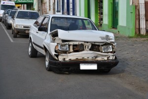 Choque traseiro envolver veículos na Rua Carlos Cavalcanti