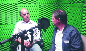 Anízio de Souza e Aluizio Salvatti colocam no papel os nomes dos novos secretários