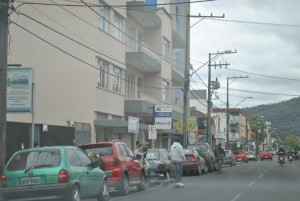 Skatistas se arriscam no trânsito