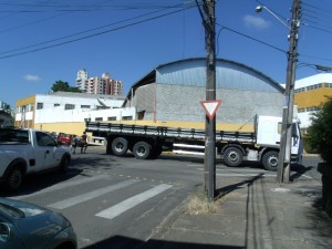 Caminhão sem combustível tumultua trânsito em União da Vitória