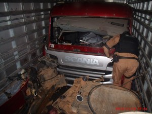 Polícia Militar apreende dois caminhões carregados de peças e cabines roubadas 