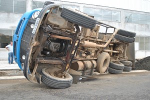 Caminhão basculante tomba ao descarregar em Porto União
