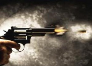 Jovem é atingido por arma de fogo próximo á casa noturna