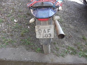 PM encontra veiculo abandonado e com placa de identificação adulterada