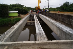 Ponte sobre o Rio Pintado recebe as vigas de sustentação