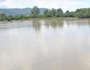 Barco com cinco homens vira em Santa Rosa