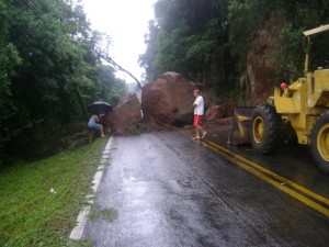 Pedra interdita acesso ao bairro Dona Mercedes