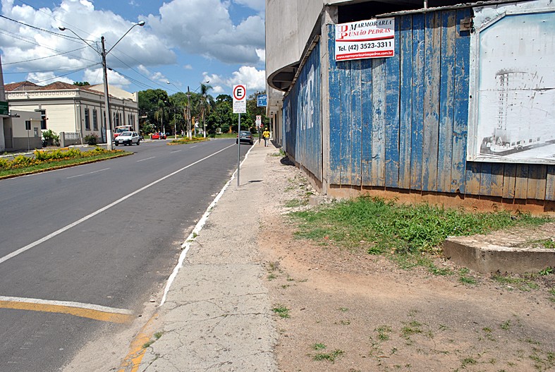 Calçadas continuam gerando problemas em União da Vitória e Porto União calcadas-uniaodavitoria-portouniao2