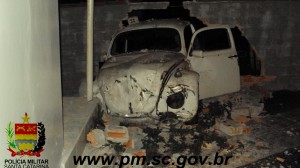 Motorista embriagado quebra dois muros e vai parar no hospital