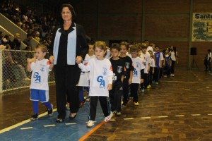 Jackson Lecksiuk acendeu a pira olímpica. jogos-santosanjos-portouniao