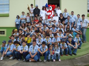 Grupo Escoteiro Iguaçu em atividade comunitária 