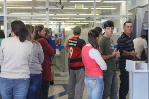pessoas dentro da caixa