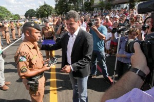 RICHA ENTREGA VIATURAS POLICIAIS E VISITA OBRAS DA COMPAGAS EM LONDRINA.