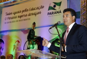 O governador Beto Richa sancionou a lei que institui o programa Todos Iguais Pela Educação, que torna obrigatório que as escolas básicas de Educação Especial tenham os mesmos direitos e recursos que o governo destina às escolas da rede estadual de ensino. Curitiba (Orlando Kissner/ANPr)
