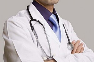 medico_bracos_cruzados