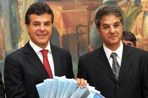 Governador Beto Richa, recebe coletânea de cadernos orientadores para a contratação de obras e serviços de engenharia (Foto: ANPr)
