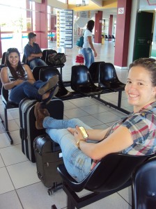 Amigas Bruna e Simone voltam para a casa dos pais, em Palmas: na espera do ônibus, um descanso para as pernas