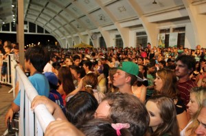 Multidão acompanhou o sorteio dos prêmios na Estação União. (Eduardo Carpinski/ Jornal O Comércio)