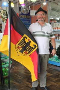 Élio Weber respira Festa há algumas semanas: bandeira germânica na mão e chapéu na cabeça (Bruna Kobus/Jornal O Comércio)