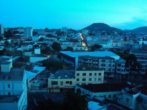 Ao anoitecer em União da Vitória apenas faróis  de carros iluminavam a cidade (Mariana Honesko/Jornal O Comércio) 