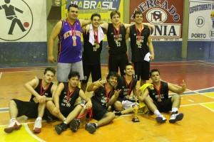 Thiazada vence o 1º aberto de basquete em Porto União Equipe do Basquete da Thiazada, campeão da competição