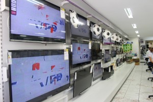 Família veio de Paulo Frontin para comprar uma TV nova: todos juntos para assistir à Copa