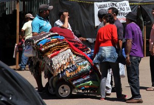 Comércio ambulante clandestino leva dinheiro local e prejudica comércio (Foto: Fecomércio/PR)
