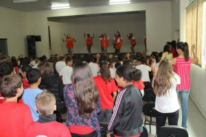 Acadêmicos_do_Projeto_Rondon_comandaram_brincadeiras_com_ as_crianças