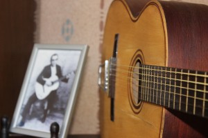 Foto e violão de Orlando Milis está em exposição da Casa Cultural