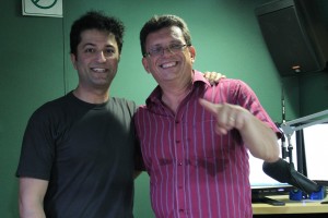 Kiarash Hosseinian e Álvaro Moreira, locutor da FM Verde Vale