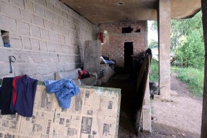 Colchões e taboas de madeira foram transformas em casa e divisórias