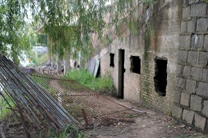 Tentativa de isolamento: cerca de arame foi derrubada pelos moradores