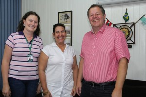 Prefeito e médica acompanhados da Coordenadora do Programa de Estratégias da Saúde da Família, Daniela Ap. Fritzen Randig.