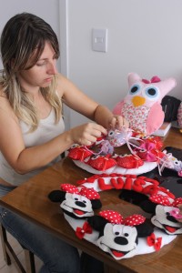 Trabalho é feito em casa e divulgação, pela rede social, da sala de estar