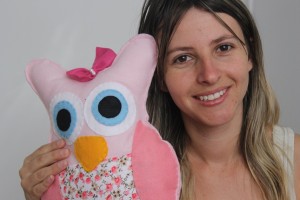 Patrícia e sua coruja: tendência entre as mulheres, produção das peças com o tema é a preferência da artesã