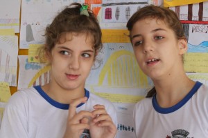 Isabela e Bárbara têm 11 anos, estão na mesma escola e interação com colegas e professoras é motivo de comemoração