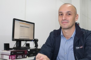Brainer Kist, chefe do Cartório Eleitoral em Porto União, prepara sua equipe para a última semana antes do fim do prazo: vem mais trabalho por ai