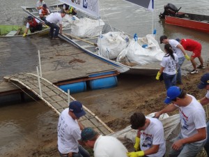 Nas edições anteriores, embarcações e voluntários garantiram a retirada de mais de duas toneladas do Iguaçu