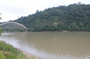 Morro fica atrás da Ponte dos Arcos e, em um conjunto, compõe um interessante cartão-postal