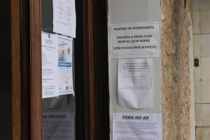 Com atendimento parcial, equipe expõe o que está disponível em avisos na fachada do órgão