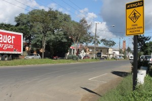 Só a placa: passarela para pedestres deve ser colocada nos próximos dias