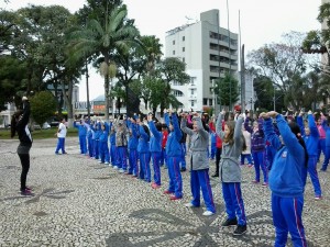 Alunos fizeram alongamentos na Praça Coronel Amazonas, em União da Vitória