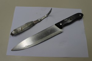 Faca com lâmina maior foi usada para matar Maikon e a outra com a lâmina torta supostamente pertencia à vítima