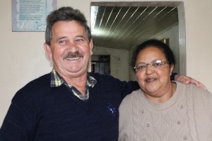 Jurema, companheira do artesão, ajuda na produção e coloca limite na dedicação do marido