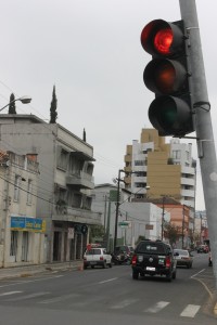 Semáforo da rua Prudente de Morais é um dos mais antigos em União da Vitória: equipamento não prevê passagem de pedestres