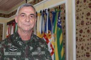 General Paiva prefaciou o livro e foi homenageado por impulsionar produção