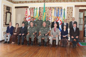 Oficial: autoridades e militares posam para foto em tom sério mas pautado na alegria