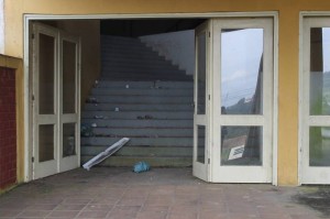 Portas de acessos aos pavilhões estão abertas mas danificadas: sujeira e mau cheiro não atraem