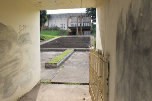 Acesso principal, às margens da rodovia, tem banheiro quebrado, portões destruídos e pichações em todos os lugares