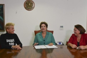 Dilma sanciona lei que torna hediondo o crime de exploração sexual de crianças e adolescentes, ao lado da apresentadora Xuxa e da ministra Ideli SalvattiJosé Cruz/Agência Brasil